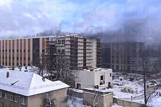 В Петербурге на Авангардной улице загорелся строящийся новый корпус больницы