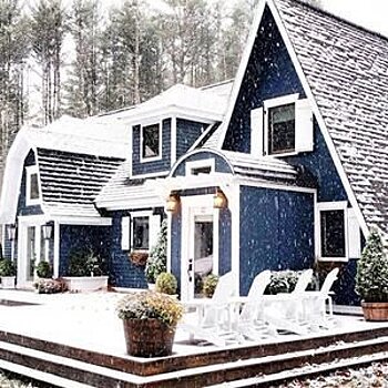 Сказочный домик с террасой в Новой Англии