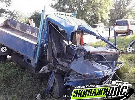 Кабина всмятку: водитель грузовика получил множественные переломы в результате ДТП в Приморье