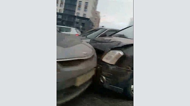 На Ломоносова утром произошло тройное ДТП