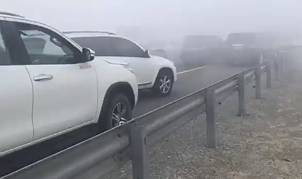Густой туман стал причиной жуткой аварии в ОАЭ с участием 44 машин. Видео