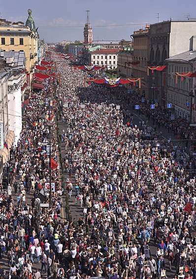 Участники акции памяти "Бессмертный полк" во время шествия по Невскому проспекту в День Победы