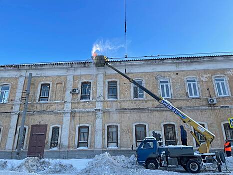 Челябинские крыши начали массово чистить от снега