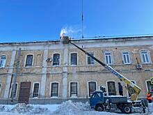 Челябинские крыши начали массово чистить от снега