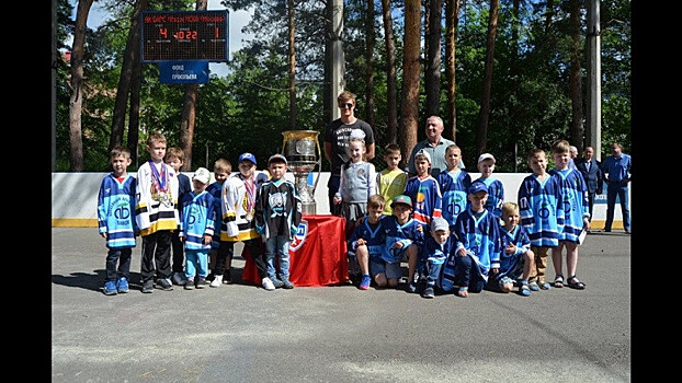 Защитник Никита Лямкин привёз Кубок Гагарина в родной Бийск