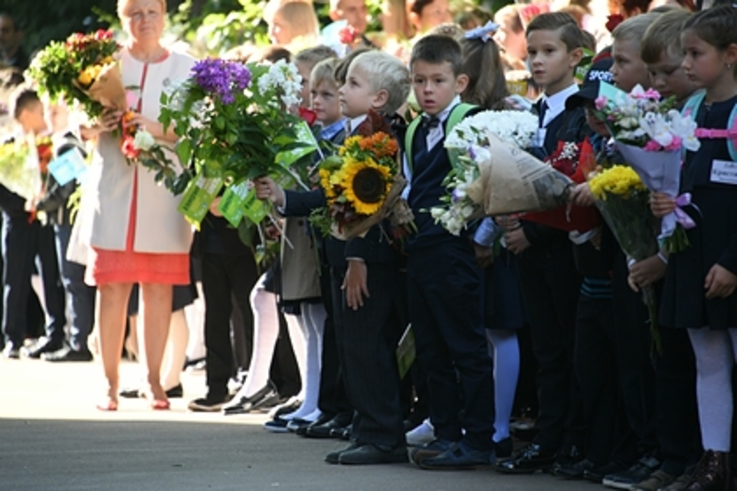 Второе сентября. Торжественная линейка в школе. Как пройдет 2 сентября в школах москвы. В москве день знаний в школе. Школы москвы.