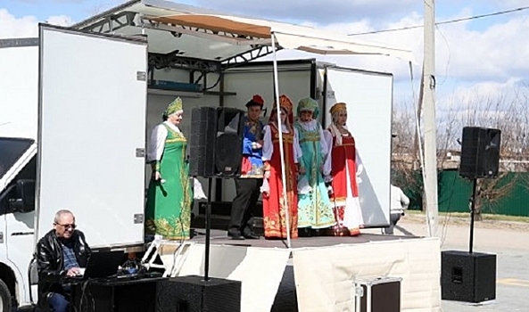 В Дубовском районе впервые состоялся концерт на мобильной сцене