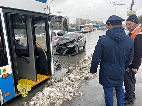 На улице Кирова в Новосибирске произошло второе за сутки ДТП с каршеринговым авто - в нескольких десятках метрах от первого