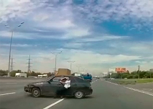 На МКАД водитель руками остановил неуправляемый автомобиль