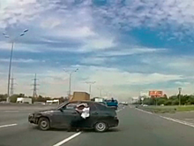 На МКАД водитель руками остановил неуправляемый автомобиль