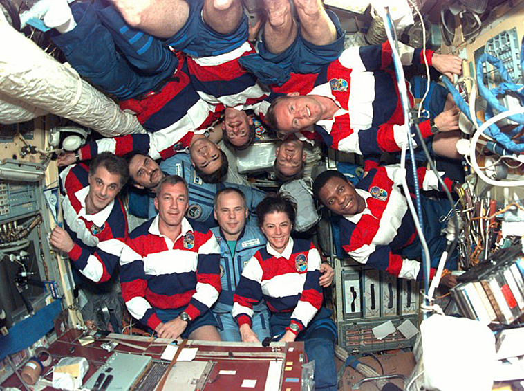 Российские космонавты и американские астронавты на станции "Мир"