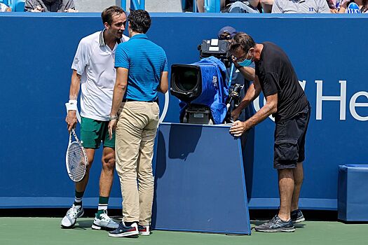 Даниил Медведев врезался в телекамеру и пнул её ногой в полуфинале «Мастерса» в Цинциннати с Андреем Рублёвым в 2021-м