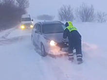 Сегодня утром в Оренбуржье на заметенной трассе образовалась пробка