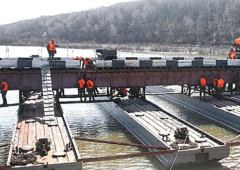 В Республике Бурятия военнослужащие ВВО наводят автодорожный мост через реку Конда