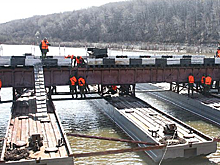 В Республике Бурятия военнослужащие ВВО наводят автодорожный мост через реку Конда