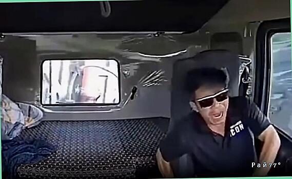 Дальнобойщик, спасая мотоциклиста, сбил другого байкера