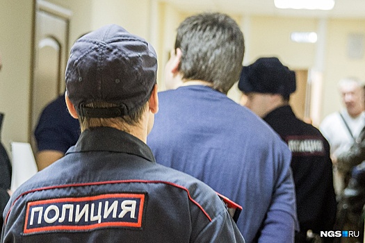 Бывшего полицейского отдали под суд за ночную кражу бритвы из магазина