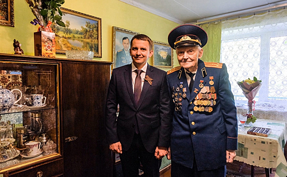 Мэр Курска навестил двух ветеранов Великой Отечественной войны