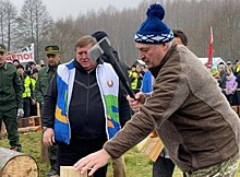 Лукашенко показал, как надо колоть дрова