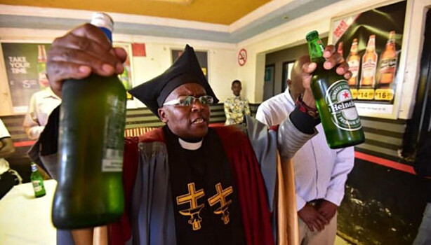 В ЮАР появилась церковь, где крестят пивом и "святым виски"