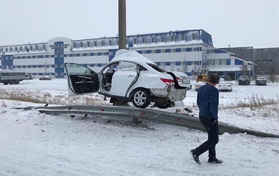 Жуткая авария в Новом Уренгое: пассажир погиб, водитель в больнице, машина развалилась на две части