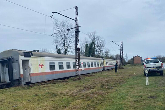 В Грузии пассажирский поезд сошел с рельсов