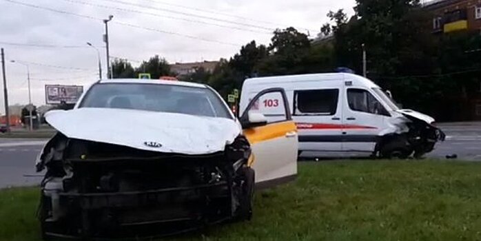 Фельдшер скорой пострадал в аварии с такси в Москве