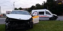 Фельдшер скорой пострадал в аварии с такси в Москве