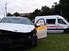 Фельдшер скорой пострадал в аварии с такси в Москве