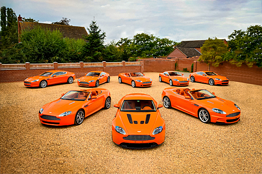 С молотка пустят восемь оранжевых Aston Martin из гаража одного владельца
