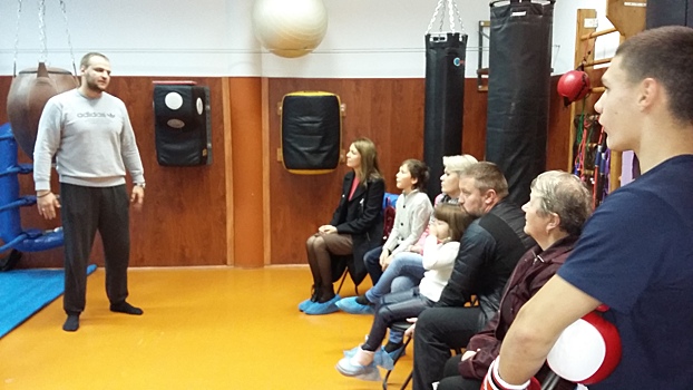 Чемпион мира по кикбоксингу встретился с воспитанниками «Гладиатора» и их родителями