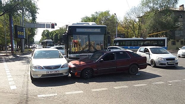 Ребенок пострадал при столкновении легковушки и автобуса в Алматы
