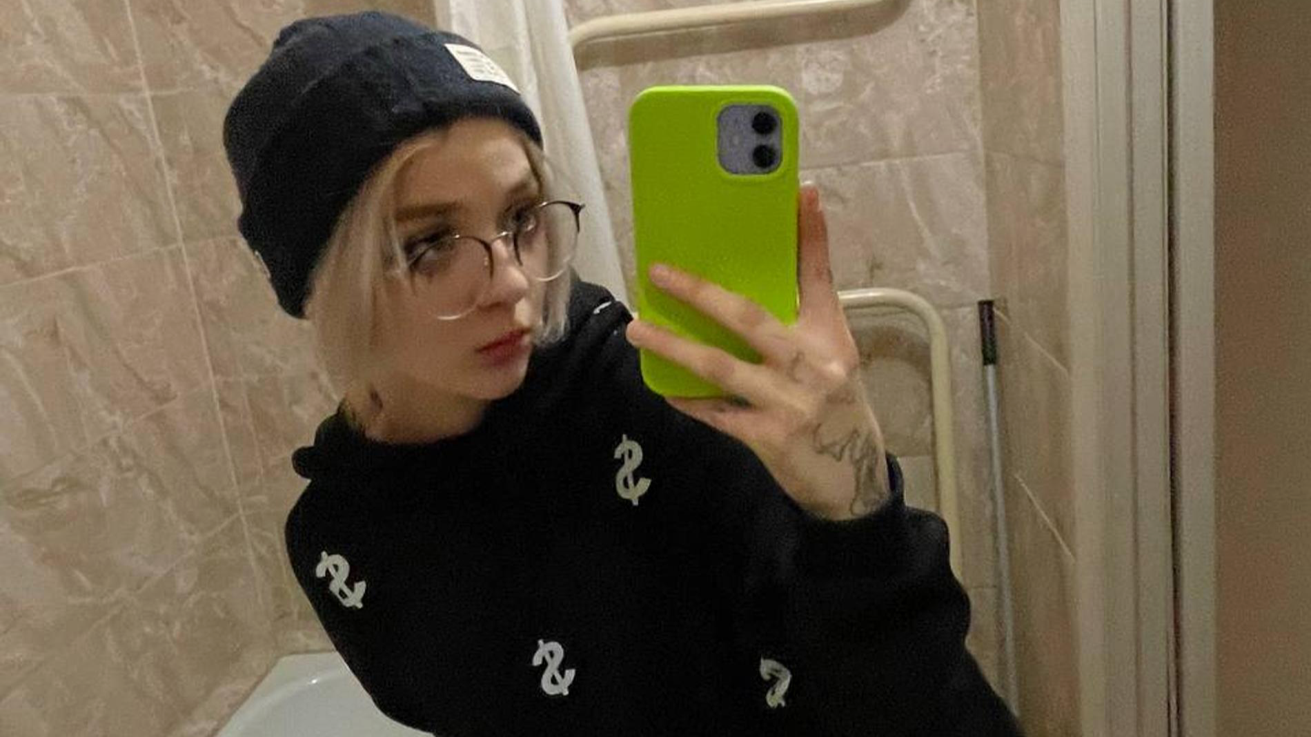 Забеременевшая в 13 лет Даша Суднишникова сообщила, что вышла замуж: фото с росписи