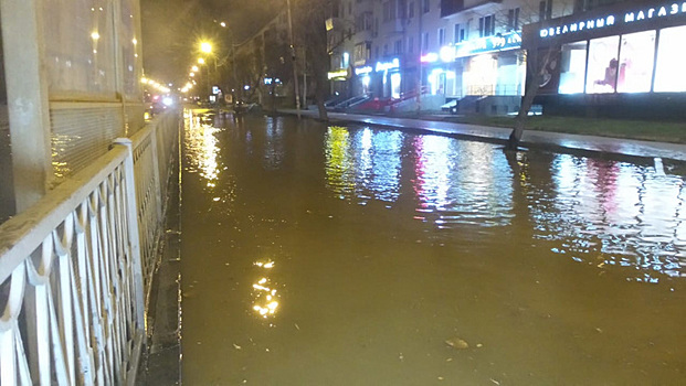 В Екатеринбурге затопило улицу Малышева