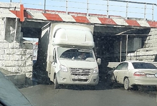 В омском «тоннеле глупости» застрял очередной умный водитель