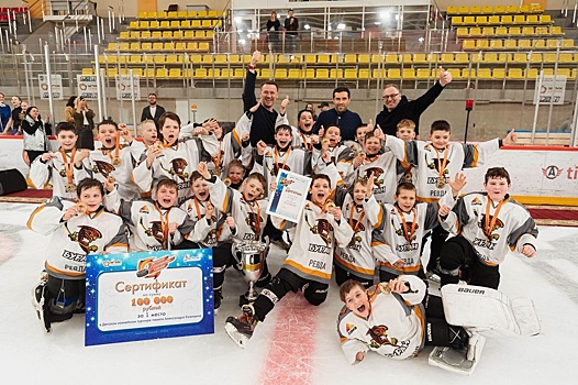 Кубок Детского хоккейного турнира памяти Козицына уехал в Ревду