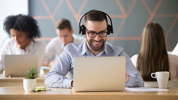 Названа музыка, которая повышает производительность в офисе