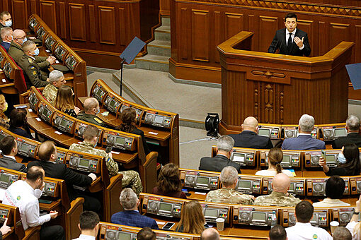 Депутаты Верховной рады предложили обеспечить Зеленского памперсами на случай акции протеста