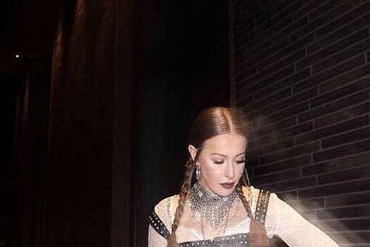 Журналистка Ксения Собчак с двумя косами вышла на публику в образе готической Снегурочки