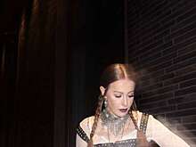 Журналистка Ксения Собчак с двумя косами вышла на публику в образе готической Снегурочки