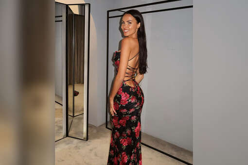 Модель Анастасия Решетова выложила фото в платье с открытой спиной