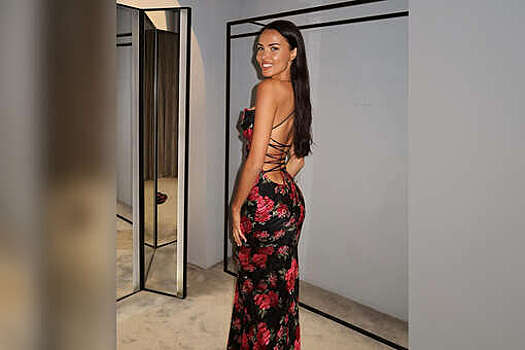 Модель Анастасия Решетова выложила фото в платье с открытой спиной