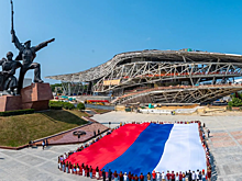 200 севастопольцев развернули 600-метровый флаг у памятника «Солдат и Матрос»