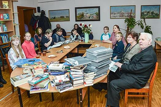 АПЗ подарил книги об известном приборостроителе Пландине местным библиотекам