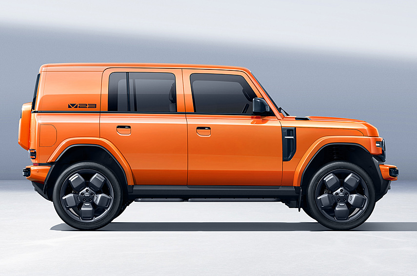 Доступно две версии — моноприводная с единственным 136-сильным электродвигателем сзади и полноприводная с парой моторов общей мощностью 211 лошадиных сил. У первой модификации ёмкость литий-железо-фосфатной батареи равна 60 киловатт-часам, вторая оснащена литий-ионным аккумулятором на 82 киловатт-часа: дальнобойность — 401 и 501 километр соответственно.