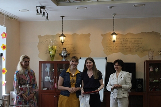 Сотрудников семейного центра «Кутузовский» поздравили с профессиональным праздником