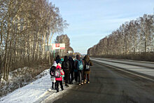 Под Екатеринбургом дети вынуждены ходить в школу вдоль оживленной трассы