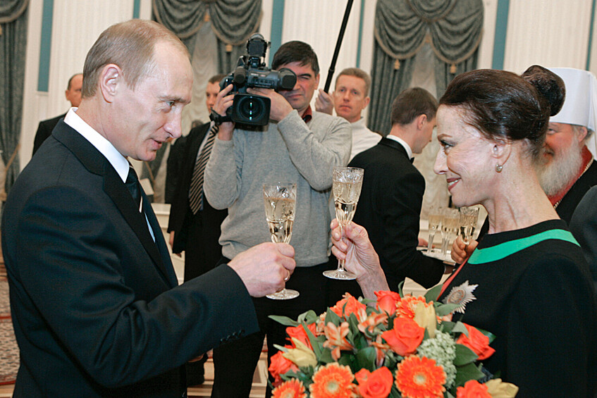 Президент РФ Владимир Путин и балерина Майя Плисецкая после торжественной церемонии вручения государственных наград в Екатерининском зале Кремля, 21 декабря 2006 года