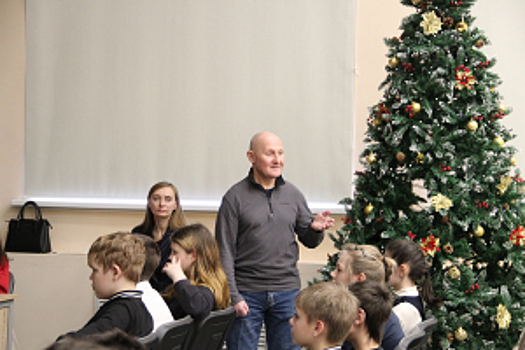 В преддверии Дня освобождения Великого Новгорода сотрудники полиции и общественник провели «Урок мужества» для школьников