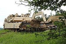 Трофейный инженерный танк Abrams перед эвакуацией пришлось разминировать